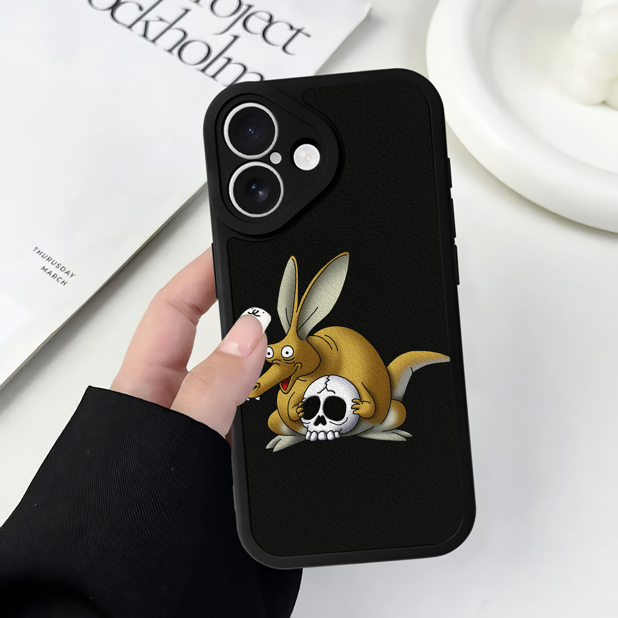 （画像用） ドラゴンクエスト Doragon Kuesuto Dragon Quest 【iPhone 16シリーズ対応】シリコンスマホケース（レザー調） 材質：シリコン